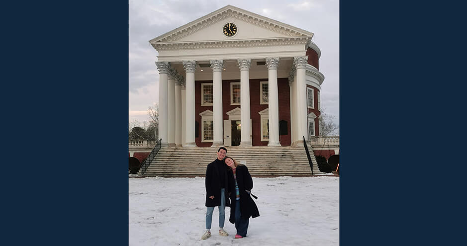 Valentin Malique devant la Rotunda de l'université de Virginie à Charlottesville (Etats-Unis)
