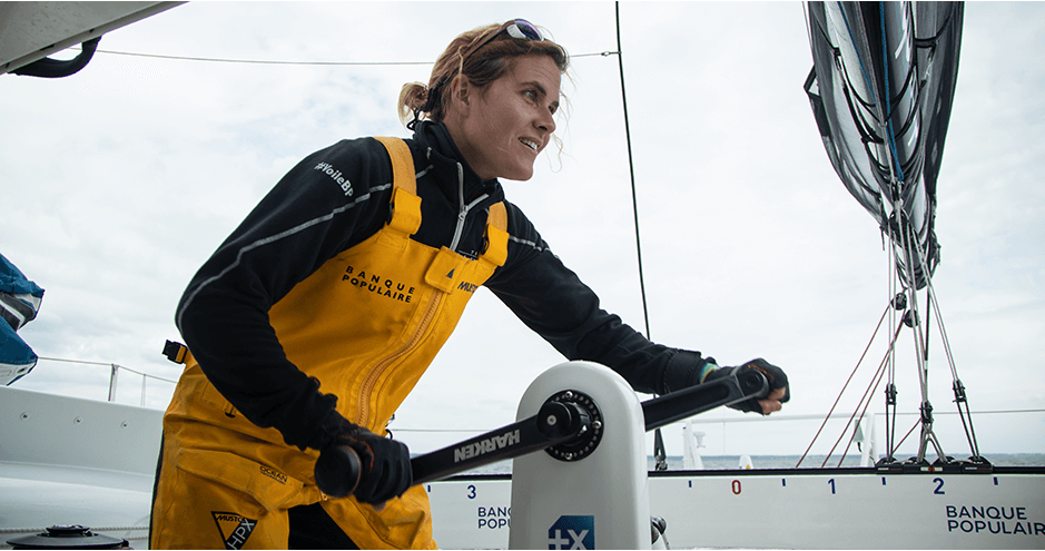 Clarisse Crémer en manoeuvre (© Martin Keruzoe - BPCE)