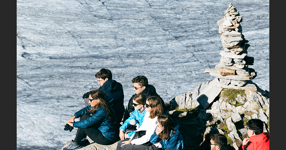 Groupe d'étudiants avec montagne de pierres- © Quentin Iglésis - Mountain Path