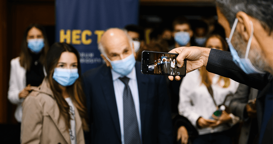 HEC Talks with Daniel Kahneman - Oct. 7, 2021 - - Daniel Kahneman taking a selfie with HEC Paris Student