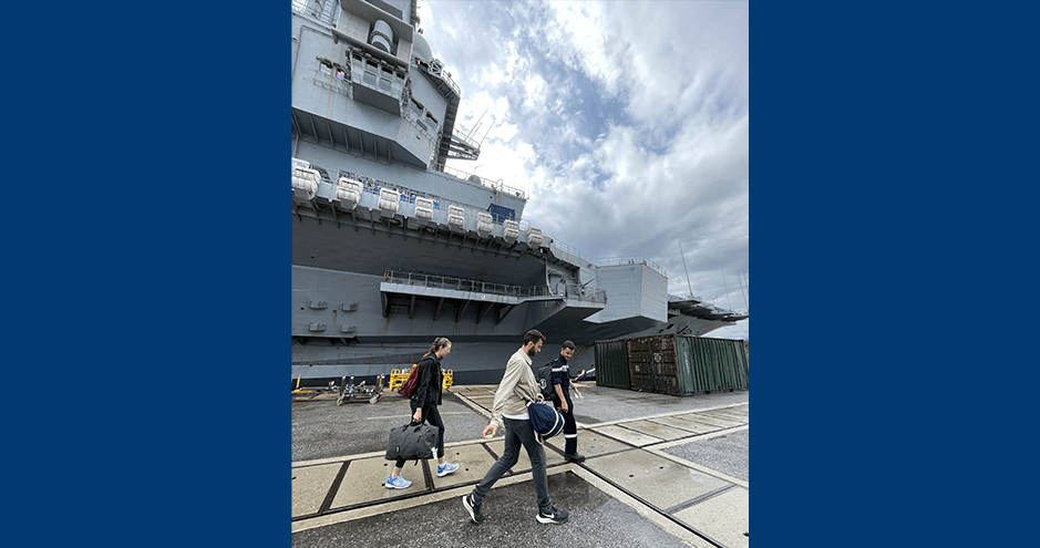 Embarquement d'étudiants HEC Paris sur le porte-avions Charles-de-Gaulle à Toulon- mai 2022