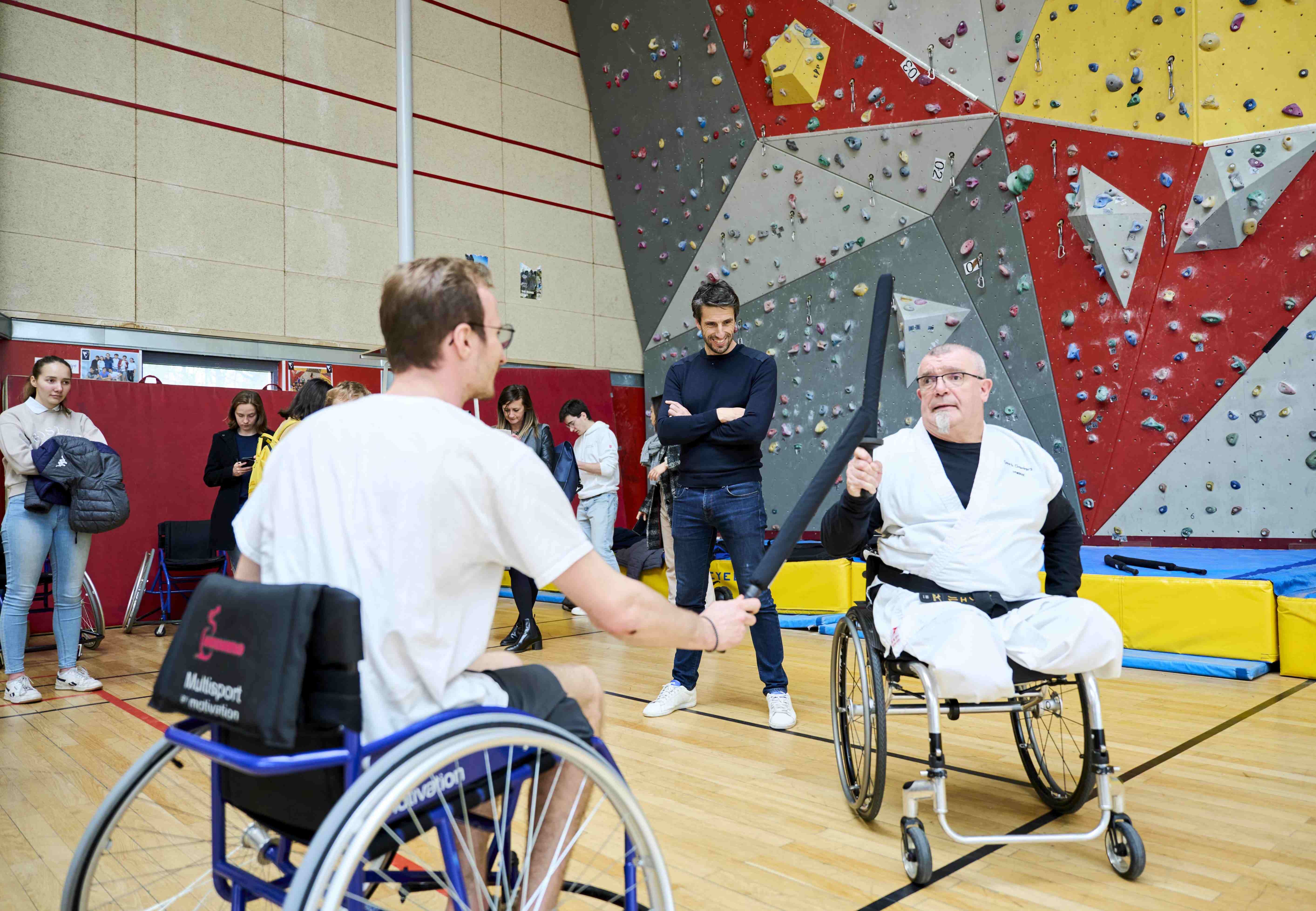 deux sportifs en fauteuils roulant avec tony estanguet 