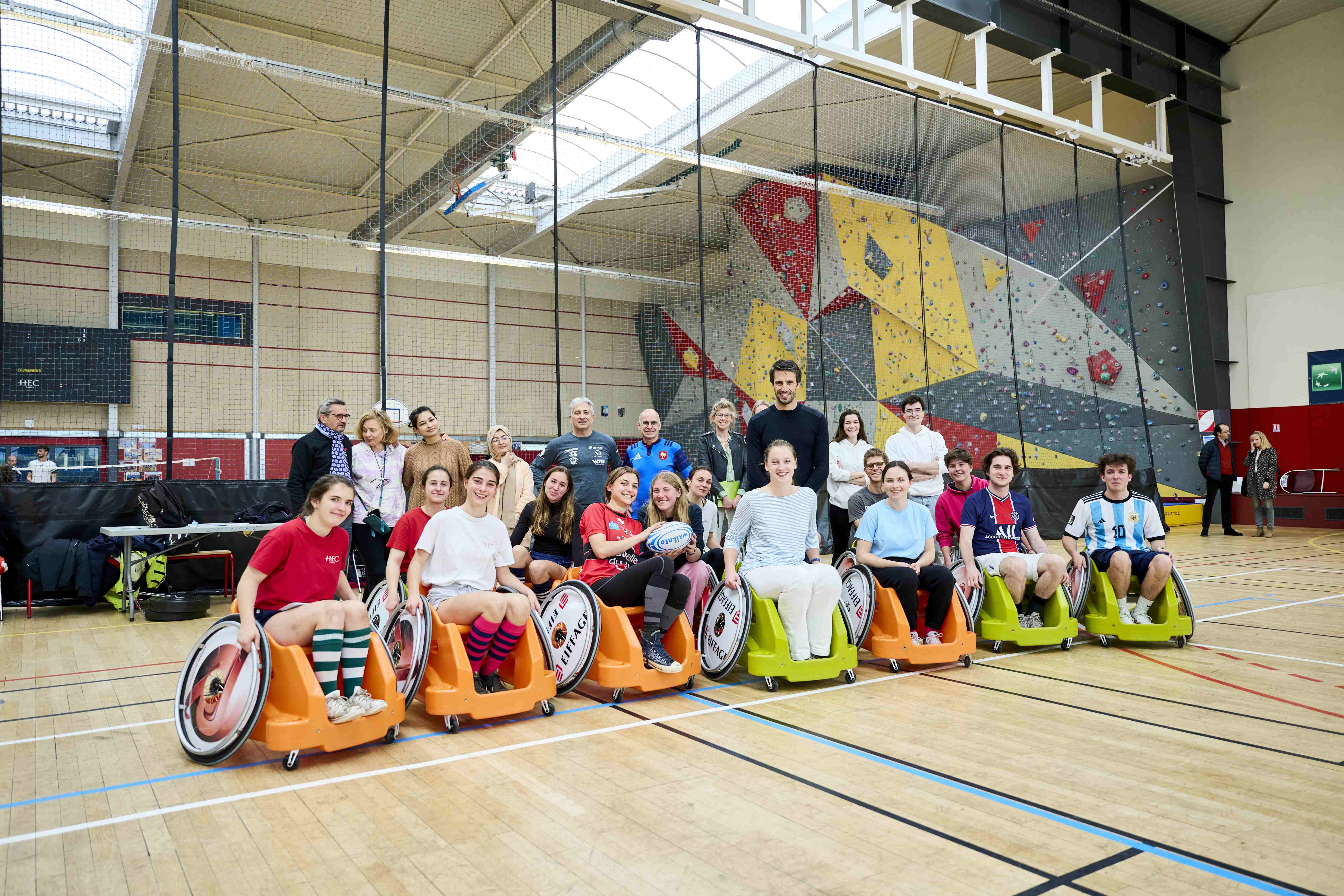 plan large de sportifs en fauteuils roulants avec tony estanguet