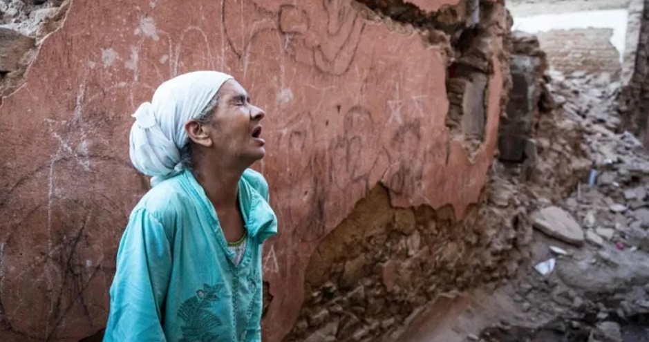 Victime du séisme au Maroc, devant sa maison détruite, crédit photo Fadel SENNA
