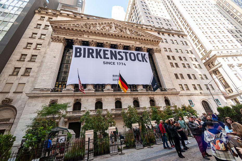 La Bourse de New York est décorée pour l'introduction en bourse du groupe allemand Birkenstock le 11 octobre 2023