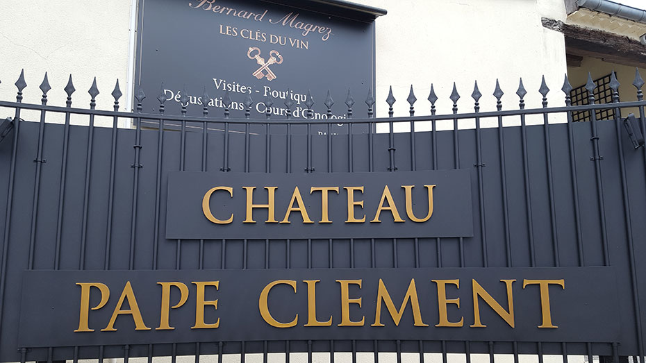 Château Pape Clément - texte et enseigne à l'entrée du château viticole, célèbre lieu historique à Pessac, ville de Bordeaux, France