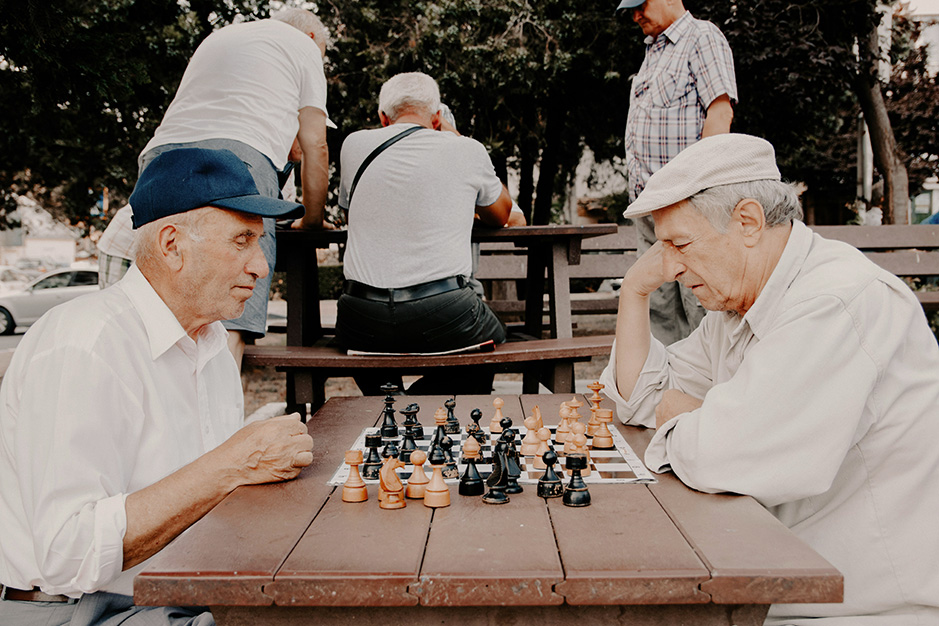 Deux personnes âgées jouent aux échecs 
