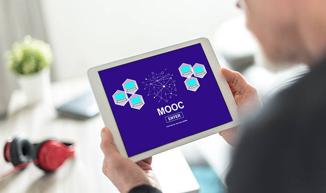 MOOC on tablet - adobe stock