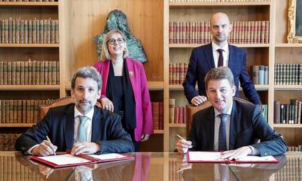 Éloïc Peyrache, Dean of HEC Paris, and Jörg Rocholl, chairman of ESMT Berlin, signing a partnership at the French Embassy in Berlin, in the presence of the French Minister for Europe, Jean-Noël Barrot, and the French Minister for Higher Education and Research, Sylvie Retailleau © Ambassade de France2024