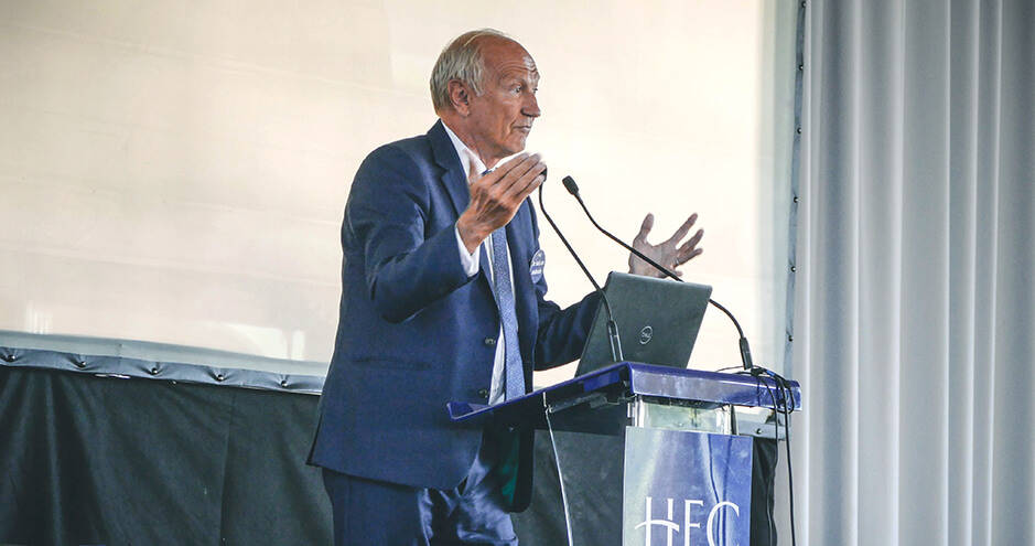 Jean-Paul Agon in front of HEC Paris students - ©Grand Angle
