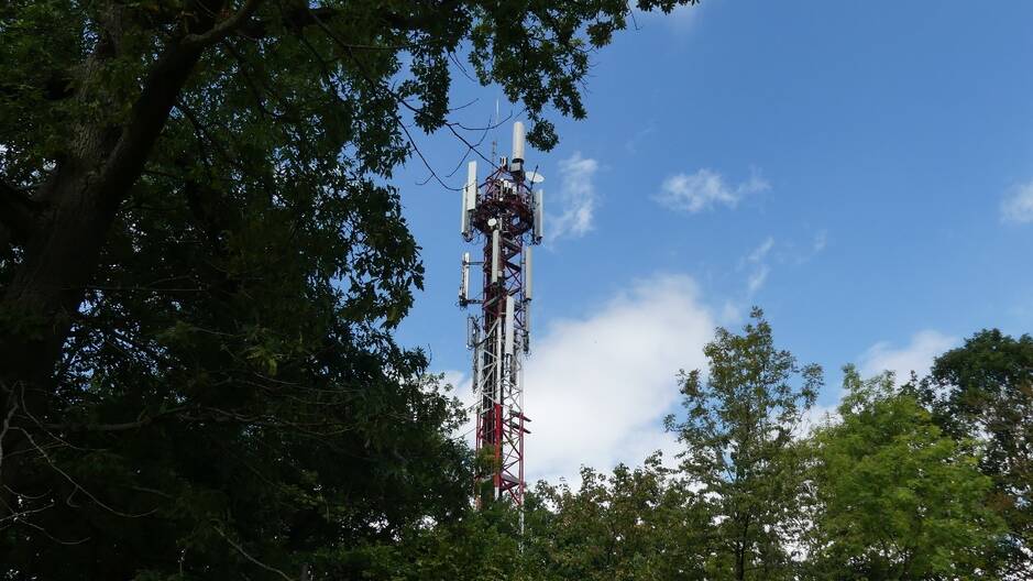 Telecommunication tower on HEC Paris campus (source: HEC Paris)