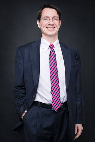 Photo portrait of Ioanid Rosu, finance professor at HEC Paris Executive Educationa